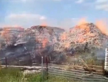 Καρδίτσα: Πυρκαγιά σε κτηνοτροφική μονάδα - 15.000 δέματα τριφύλλι έγιναν... στάχτη! (βίντεο)